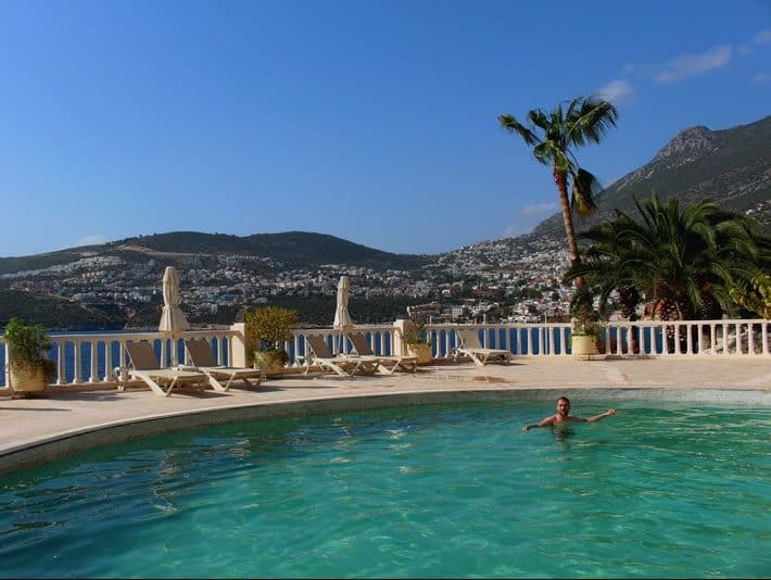 Free accommodation - How to save money while traveling - housesitting - Journal of Nomads