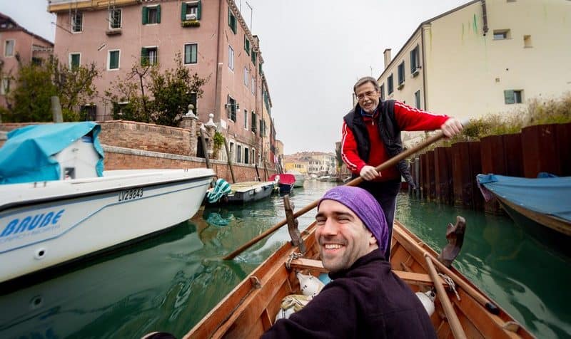 Hitchhiking a gondola in Venice - Journal of Nomads