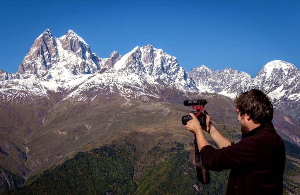 How to Make Money While Traveling the World including the 12 Best Travel Jobs 19 How to start a blog/vlog - Online Work - Digital Nomads -Journal of Nomads