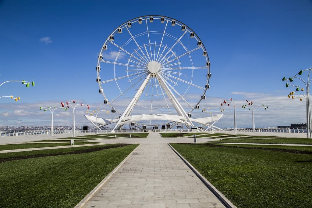 ferris wheel Baku Azerbaijan - Journal of Nomads