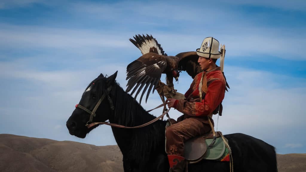Rondreis Kirgizië in het Voor- en Najaar 2026: Avontuur, Canyons & Nomadencultuur 38 The Golden Eagle Hunters of Kyrgyzstan – About the ancient tradition of eagle hunting & where to see it – Journal of Nomads