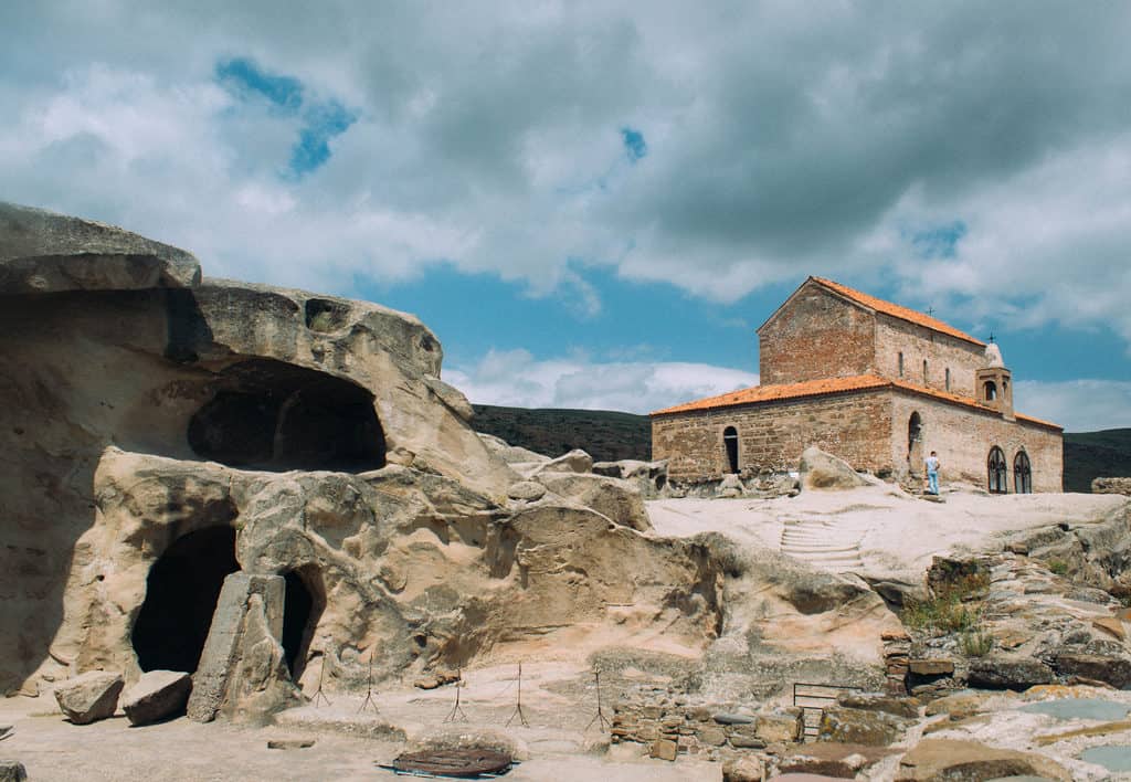 kyrka i Uplistsikhe nära Gori och Tbilisi-Journal of Nomads