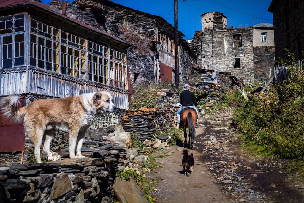 ulice Ushguli, vesnice v Gruzii Svaneti - Journal of Nomads