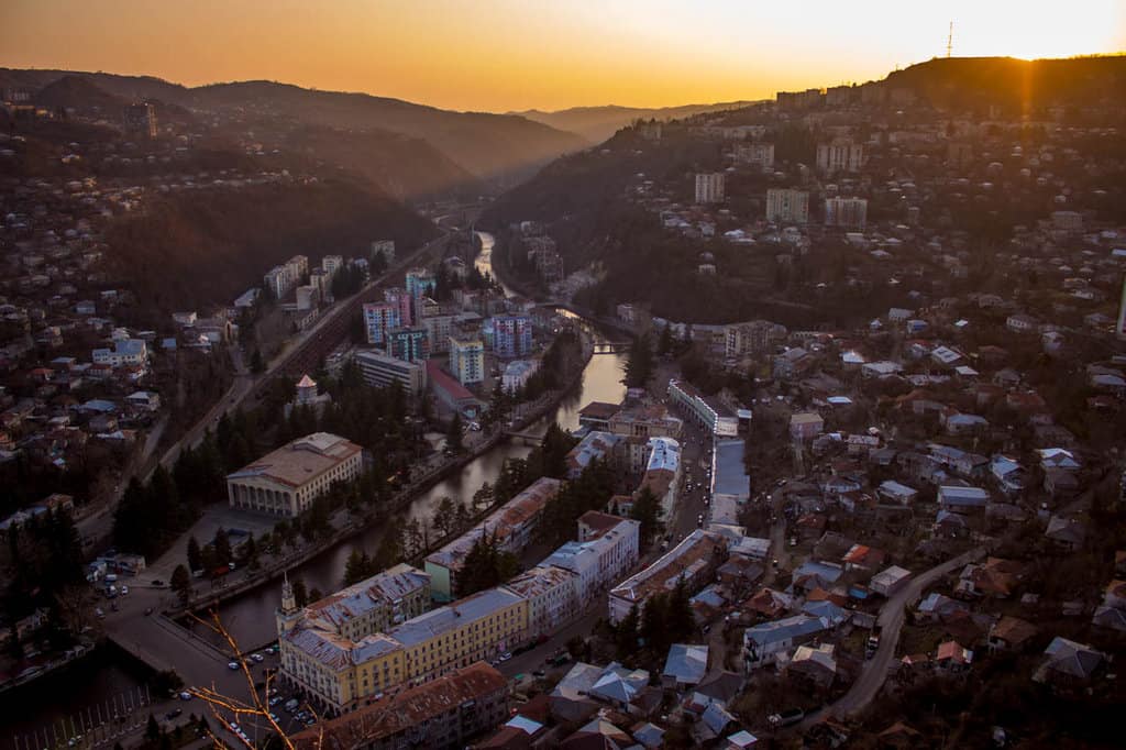 utsikt över Chiatura, en liten stad i Georgien-Journal of Nomads