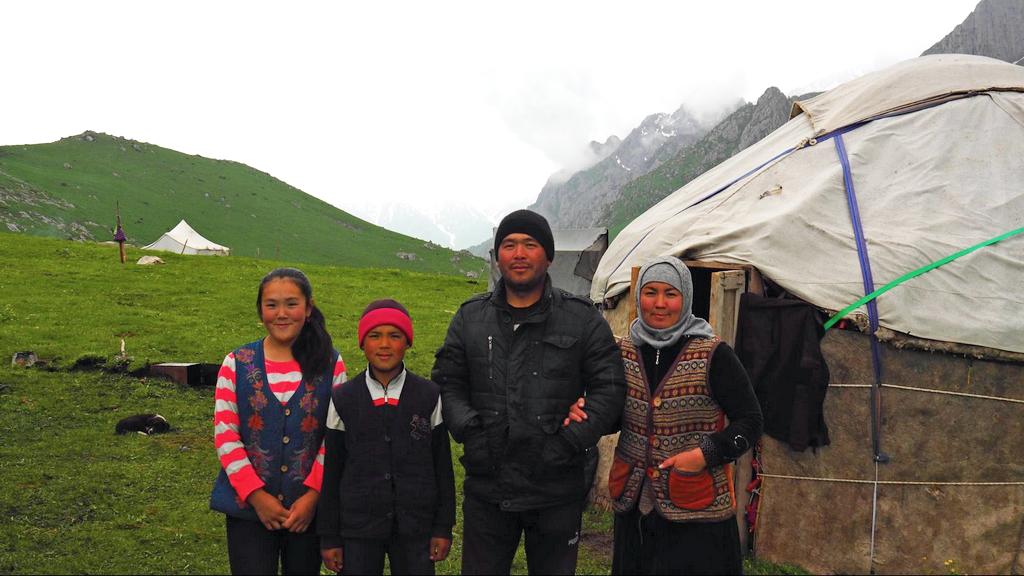 Hiking near Osh in Kyrgyzstan - Be a Nomad Hike 15 hiking near Osh Kyrgyzstan - Kyrgyz family - yurt camp - Journal of nomads