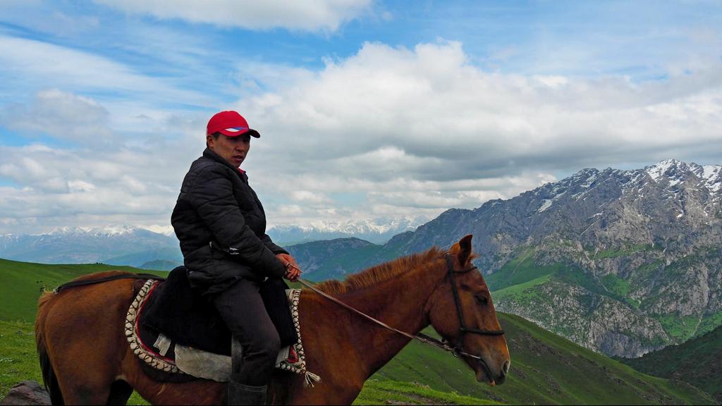 Hiking near Osh in Kyrgyzstan - Be a Nomad Hike 8 Trekking in Kyrgyzstan - horseman - Journal of nomads