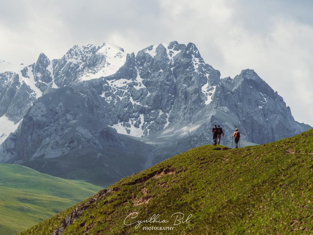 Kirgizië Reizen 2025: 9-daags Overland Avontuur in Kirgizie 36 Journal of Nomads Hiking at Kel Suu Lake - Adventure Tours Kyrgyzstan