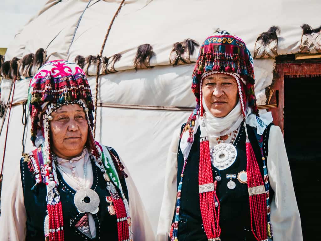 Culturele Rondreis Kirgizie - People of Kyrgyzstan - Folkloric clothes - traditional clothes - Alay Mountains - Journal of Nomads