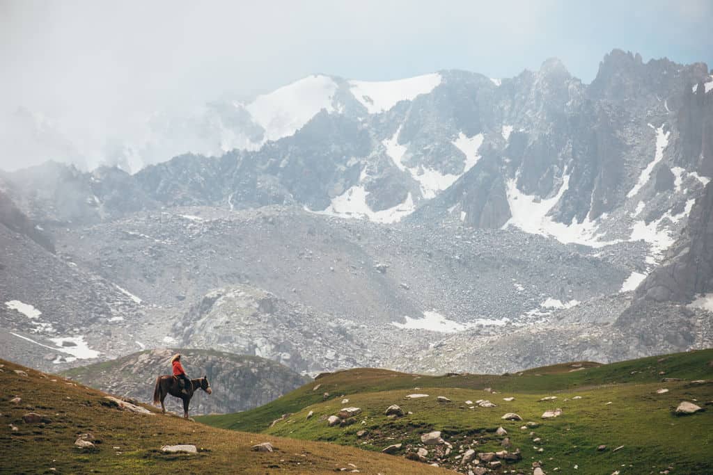 Why Visit Kyrgyzstan: 12 Reasons why I fell in love with this special country in Central Asia 84 Horse Riding in Kyrgyzstan - Paardrijden in Kirgizie - Ruitervakantie Kirgizie - trektocht te paard door kirgizie
