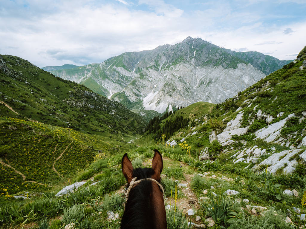 Central Asia Tours & Small Group Adventures 8 Paardrijden in Kirgizie - Meerdaagse Paardentocht in Kirgizie - Trektocht te paard door Kirgizie -Horse Riding Sary Chelek Lake Nature Reserve - Kyrgyzstan Horse Riding Tour