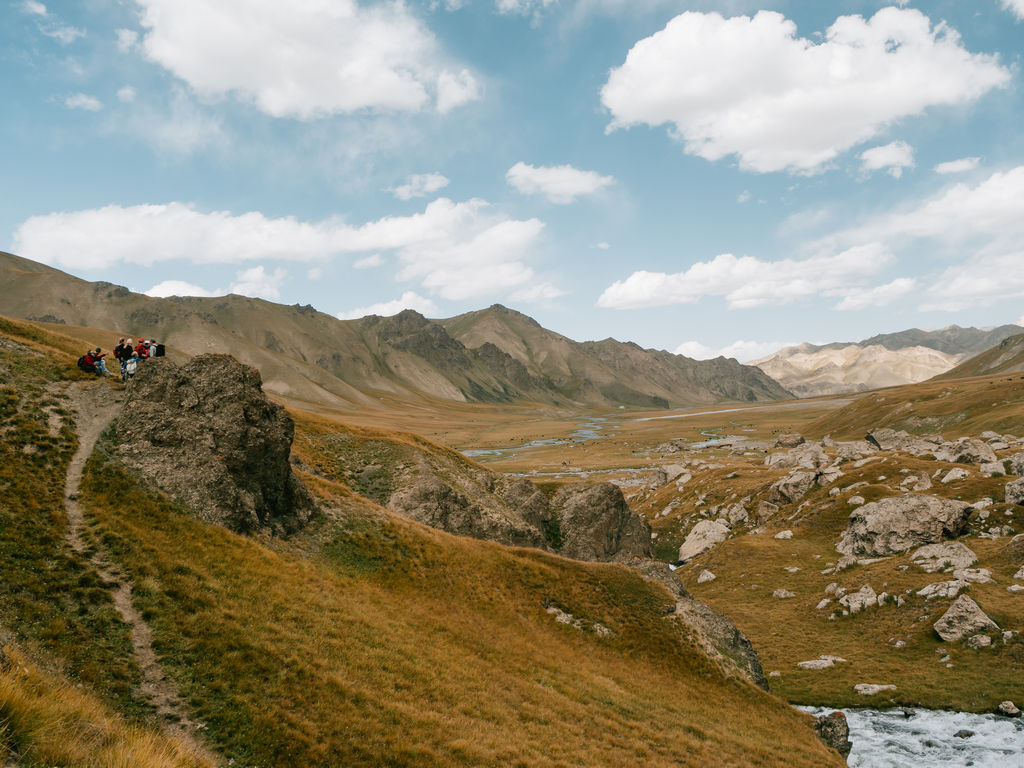 Kel Suu trek - hiking to Kel Suu - how to get to kel suu lake kyrgyzstan - kel suu travel guide