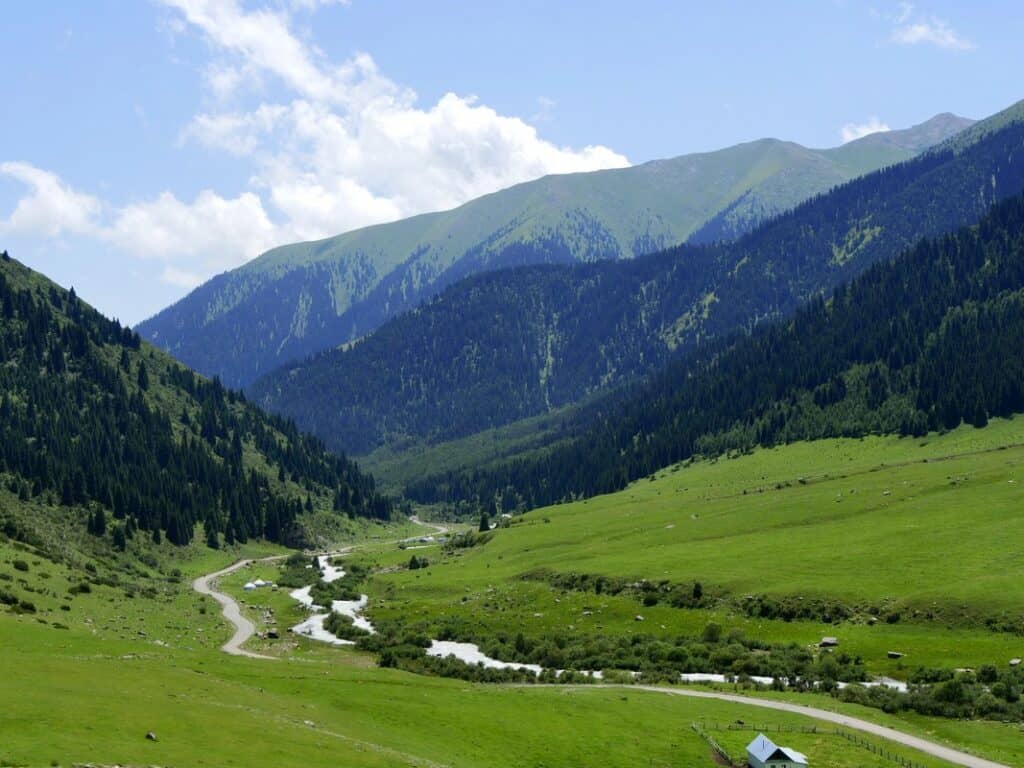 Kyrgyzstan Itinerary: The Ultimate 7, 10, 14 & 21-Day Travel Guide 48 Things to do at Issyk Kul Lake - Grigorievka gorge - Journal of Nomads